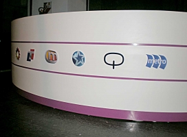 70-logos corporeos en acrilico con impresion full color por el dorso