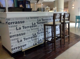 33-decoracion de frente de barra con vinilo impreso full color