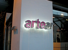 02-letras corporeas en acero iluminadas por el dorso