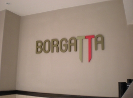 63-logo en letras corporeas polyfam