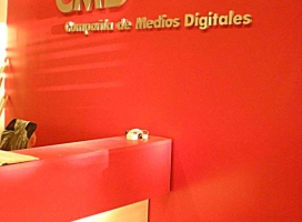60-logo en letras corporeas en acero