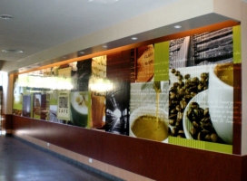 29-decoracion con vinilo impreso full color en paredes forradas con laminas de pvc