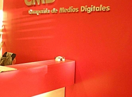 60-logo en letras corporeas en acero