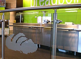 78-decoracion sobre vidrio con vinilo esmerilado y ploter de corte sobre pared